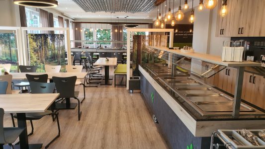 Großer Speisesaal mit kleinem Buffet