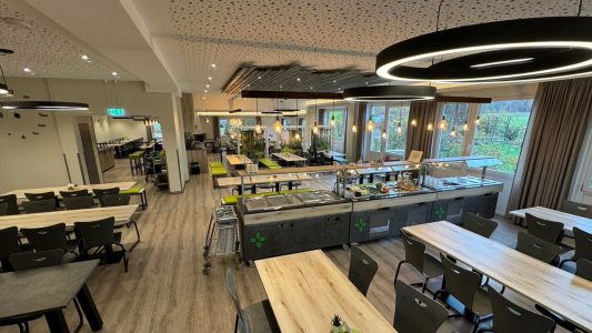 Großer Speisesaal mit Schallschutzdecke