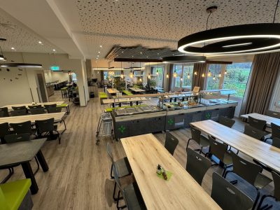 Großer Speisesaal mit Schallschutzdecke