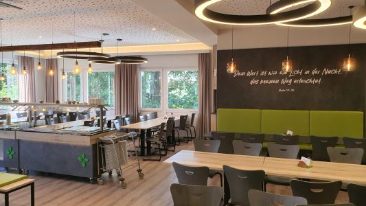 Großer Speisessal mit großem Buffet